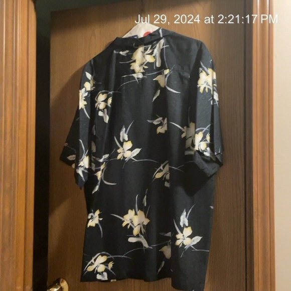 Tommy Bahama 100% Silk Button Down Hawaiian Floral shirt - Picture 2 of 3